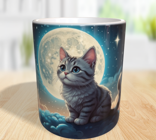 "Ein magischer Moment: Die kleine Katze im Licht des Vollmonds"