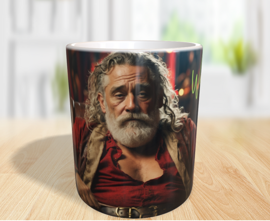 "Der Weihnachtsmann nach der Arbeit: Ein Moment der Ruhe mit einem Glas Whisky"